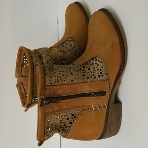 Mussels and Cloud leather ankle boots, size 8.5.